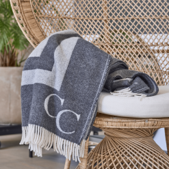 Classic Collection Monogram Wollen Plaid 130x200 Cm 7 Classic Collection Monogram Wollen Plaid 130x200 Cm -Kussens winkel 42385 03 10 EnvironmentImage 00f483f953