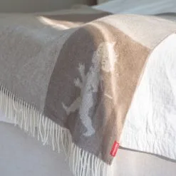 Solstickan Design Solstickan Plaid Merinowol 130x170 Cm 9 Solstickan Design Solstickan Plaid Merinowol 130x170 Cm -Kussens winkel 569502 01 42 EnvironmentImage 54a86de783